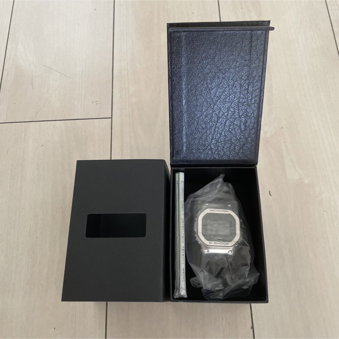 G-SHOCK(ジーショック)の【新品未使用 】GM-5600-1JF G-SHOCK シルバー メタルカバード メンズの時計(腕時計(デジタル))の商品写真