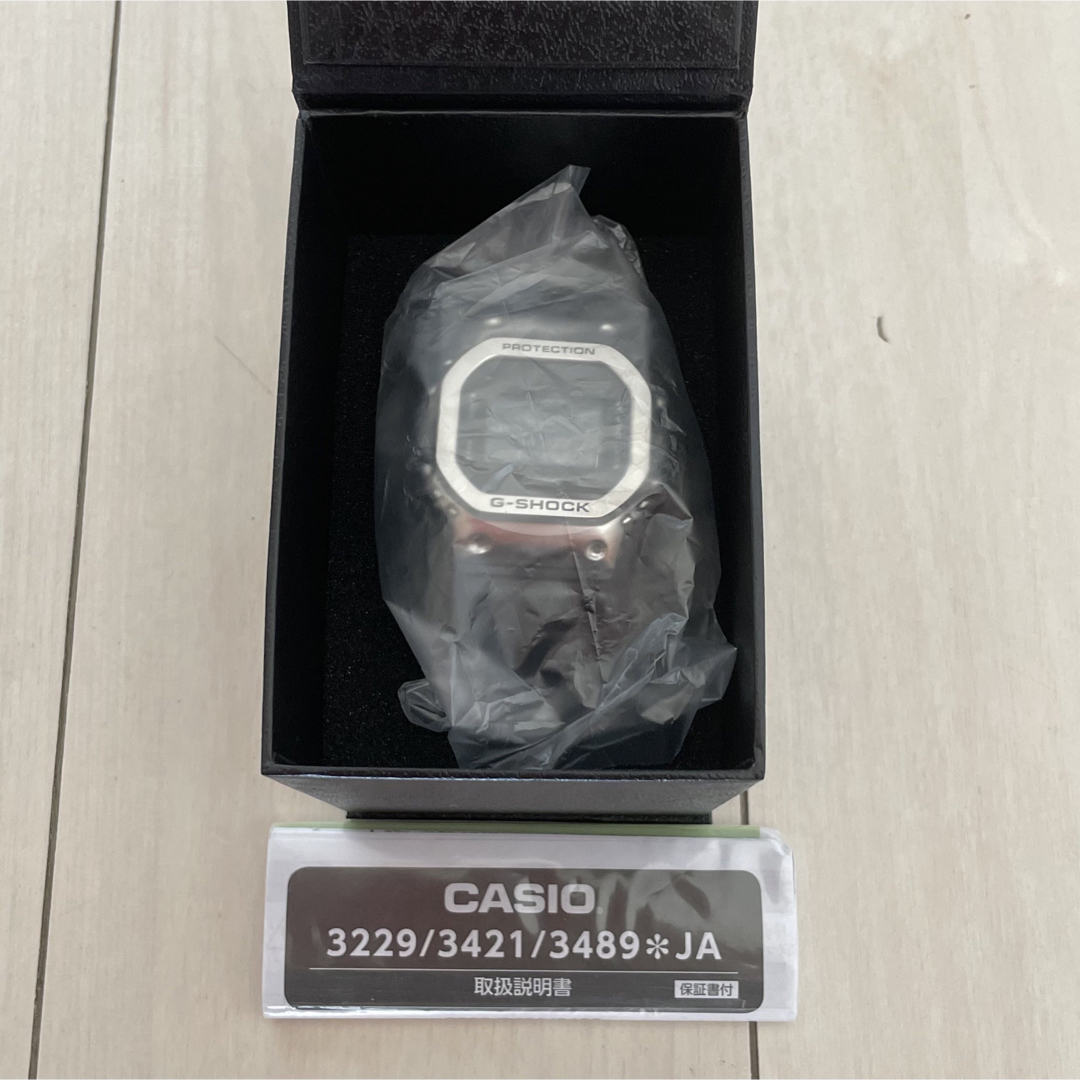 G-SHOCK(ジーショック)の【新品未使用 】GM-5600-1JF G-SHOCK シルバー メタルカバード メンズの時計(腕時計(デジタル))の商品写真