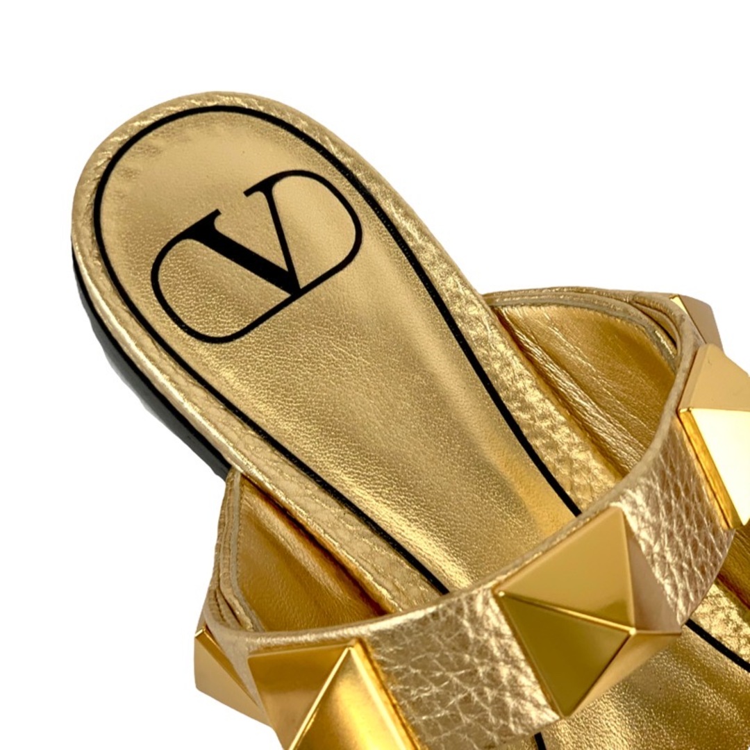 VALENTINO(ヴァレンティノ)のヴァレンティノ VALENTINO サンダル 靴 シューズ レザー ゴールド フラットサンダル ミュール ローマンスタッズ レディースの靴/シューズ(サンダル)の商品写真