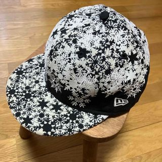 NEW ERA - NEW ERA ニューエラキャップ59FIFTY黒✖️刺繍・雪の結晶柄アジャスタ