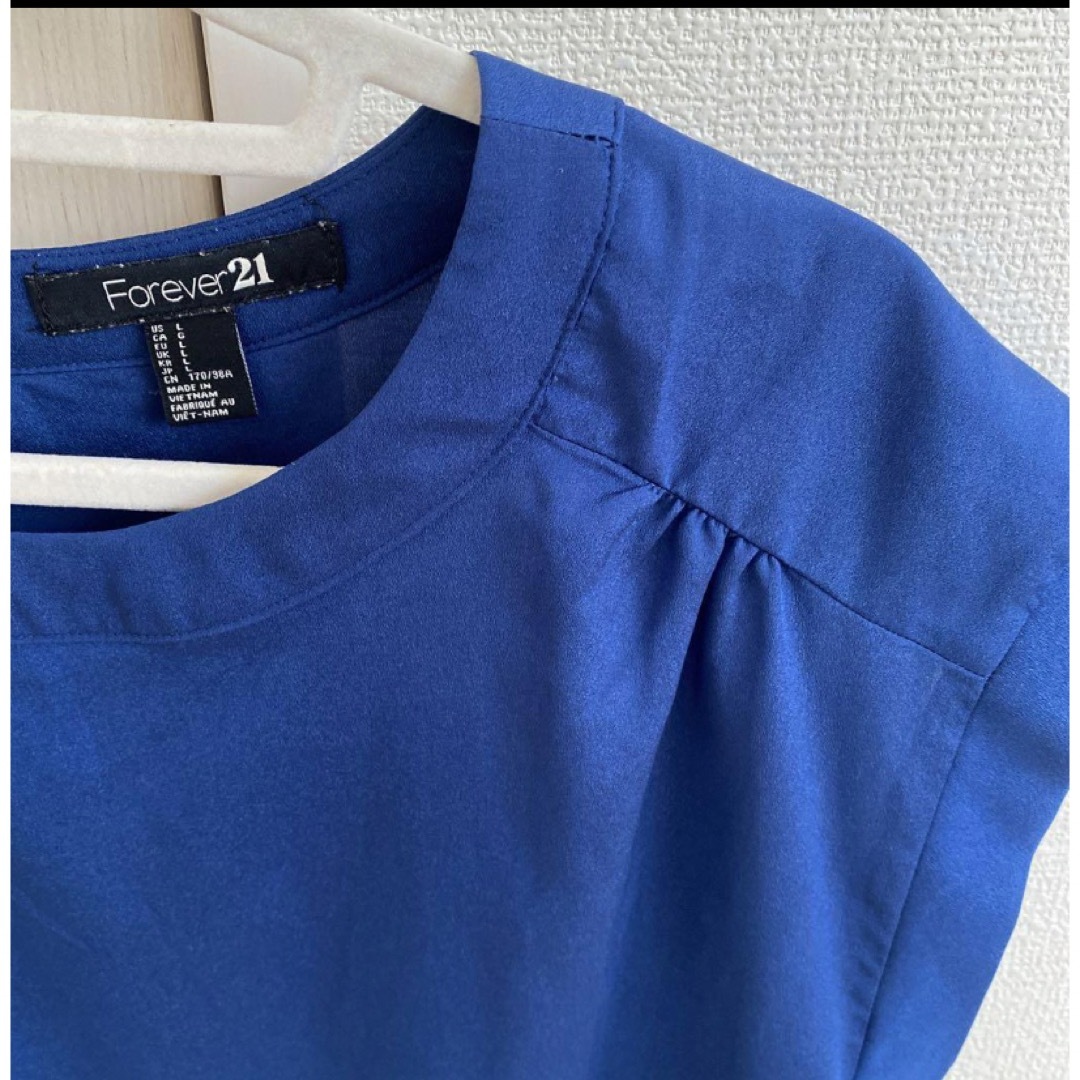 FOREVER 21(フォーエバートゥエンティーワン)のフォーエバー21  ロイヤルブルー　ブラウス　Ｌ レディースのトップス(シャツ/ブラウス(半袖/袖なし))の商品写真