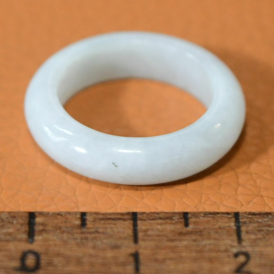 J1310　ヒスイ　翡翠　リング　指輪　10.5号　ミャンマー　ジェイド　送料込 レディースのアクセサリー(リング(指輪))の商品写真