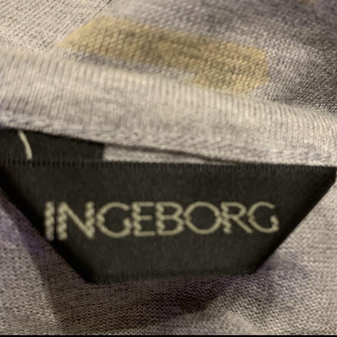INGEBORG(インゲボルグ)のINGEBORG   たて半分グレー　たてロゴ　半袖Tシャツ　未使用品 レディースのトップス(Tシャツ(半袖/袖なし))の商品写真