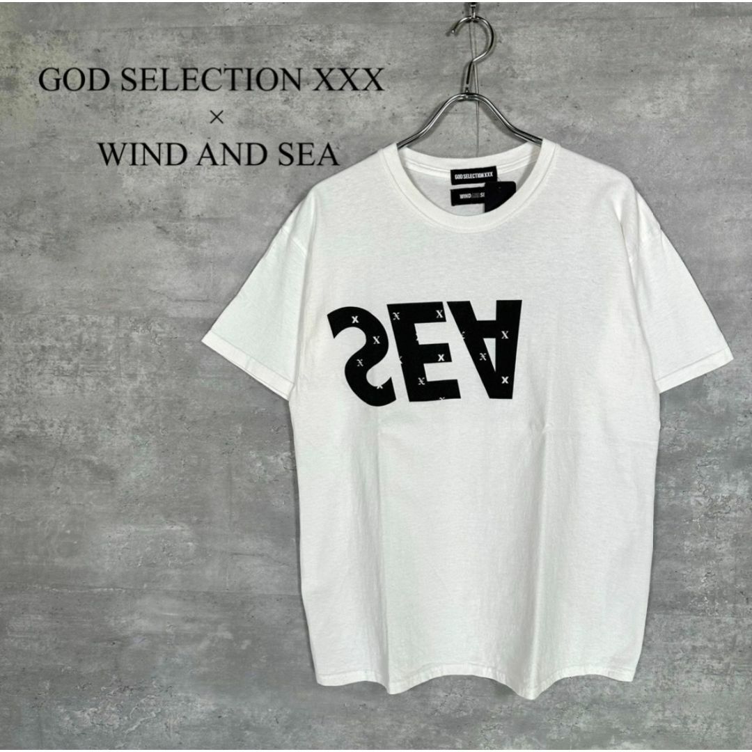 GOD SELECTION XXX(ゴッドセレクショントリプルエックス)の『ゴッドセレクション × ウィンダンシー』プリントロゴ入り Tシャツ メンズのトップス(Tシャツ/カットソー(半袖/袖なし))の商品写真