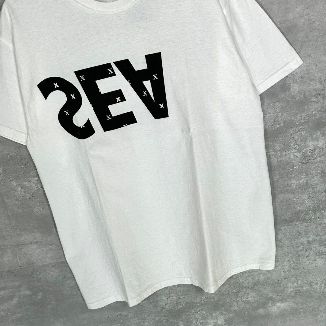 GOD SELECTION XXX(ゴッドセレクショントリプルエックス)の『ゴッドセレクション × ウィンダンシー』プリントロゴ入り Tシャツ メンズのトップス(Tシャツ/カットソー(半袖/袖なし))の商品写真