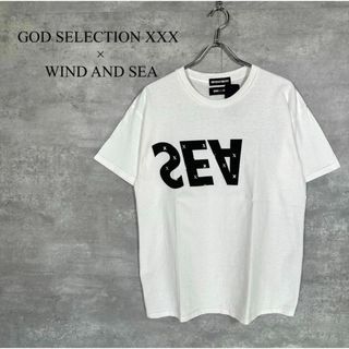 GOD SELECTION XXX - 『ゴッドセレクション × ウィンダンシー』プリントロゴ入り Tシャツ