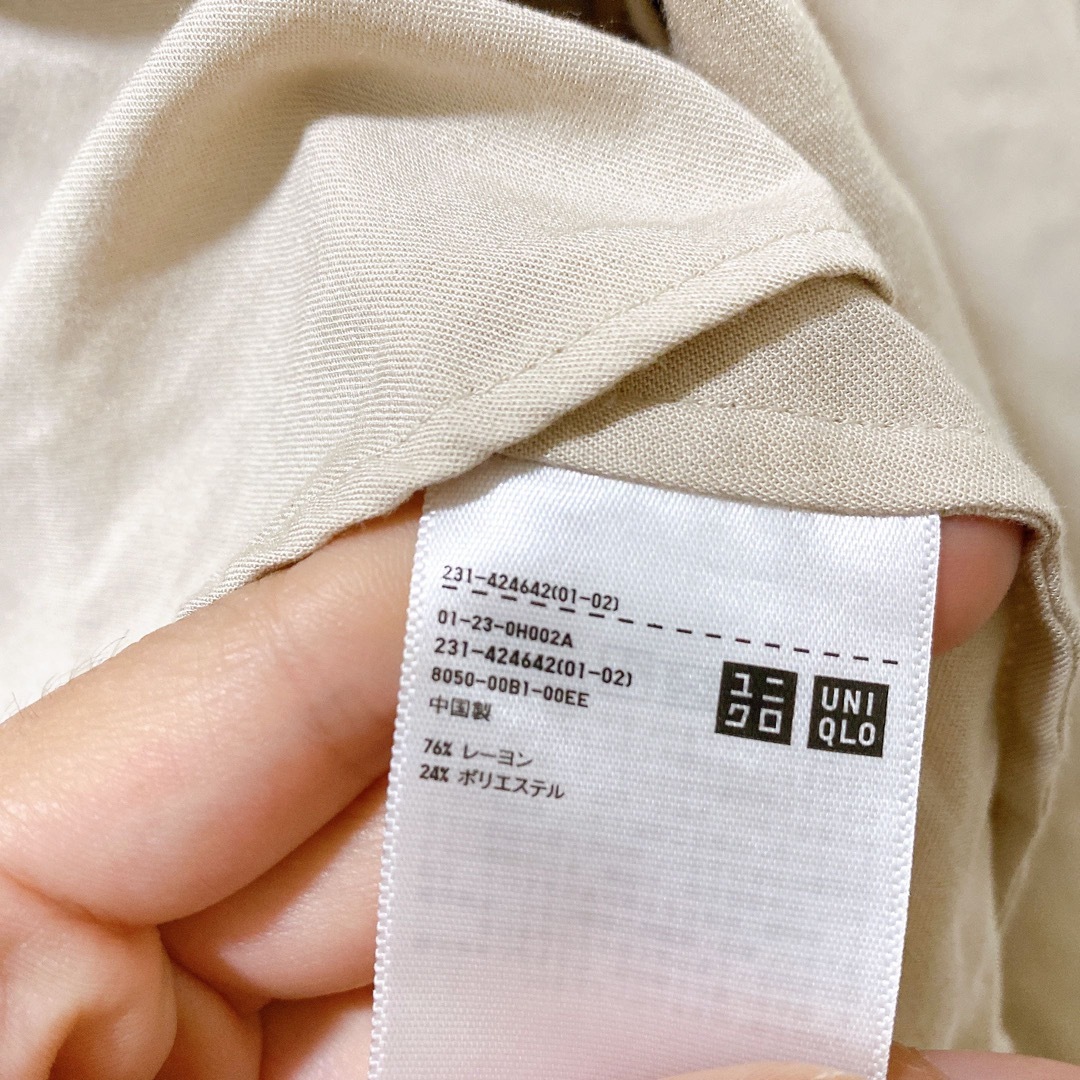 UNIQLO(ユニクロ)のUNIQLO   ユニクロ　レーヨンブラウス　長袖　ベージュ　Sサイズ　 レディースのトップス(シャツ/ブラウス(長袖/七分))の商品写真