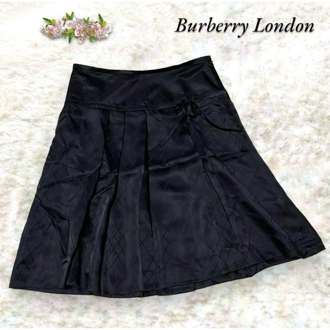 BURBERRY(バーバリー)のバーバリーロンドン シルク フレアスカート キルティング リボン 光沢  黒 M レディースのスカート(ひざ丈スカート)の商品写真