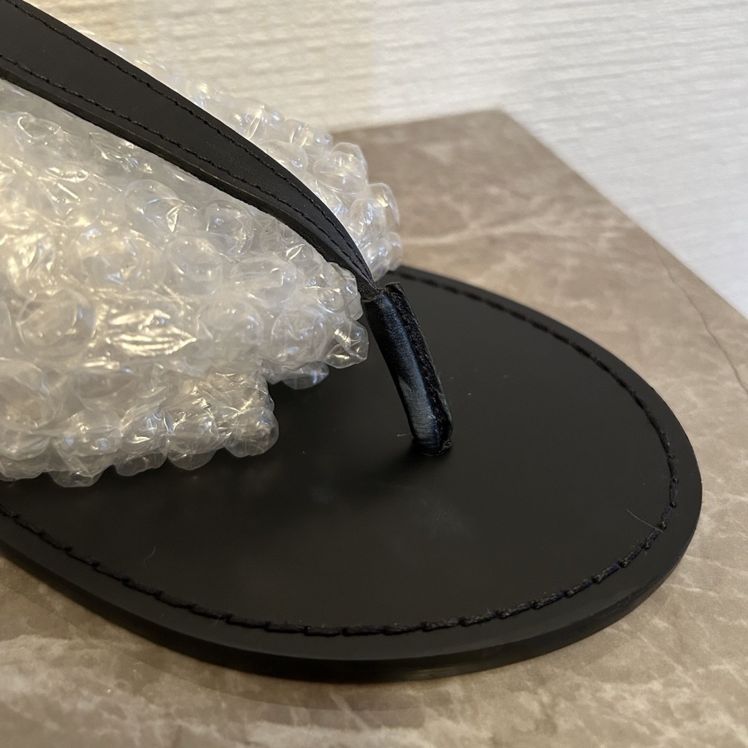 ZARA(ザラ)のZARA  ビットサンダル　黒　37（24） レディースの靴/シューズ(サンダル)の商品写真
