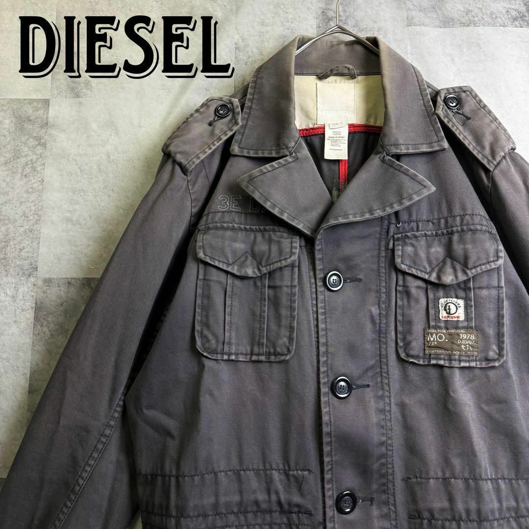 DIESEL(ディーゼル)のディーゼル M-65ミリタリージャケット 刺繍ロゴ ワッペン 柄裏地 グレー S メンズのジャケット/アウター(ミリタリージャケット)の商品写真
