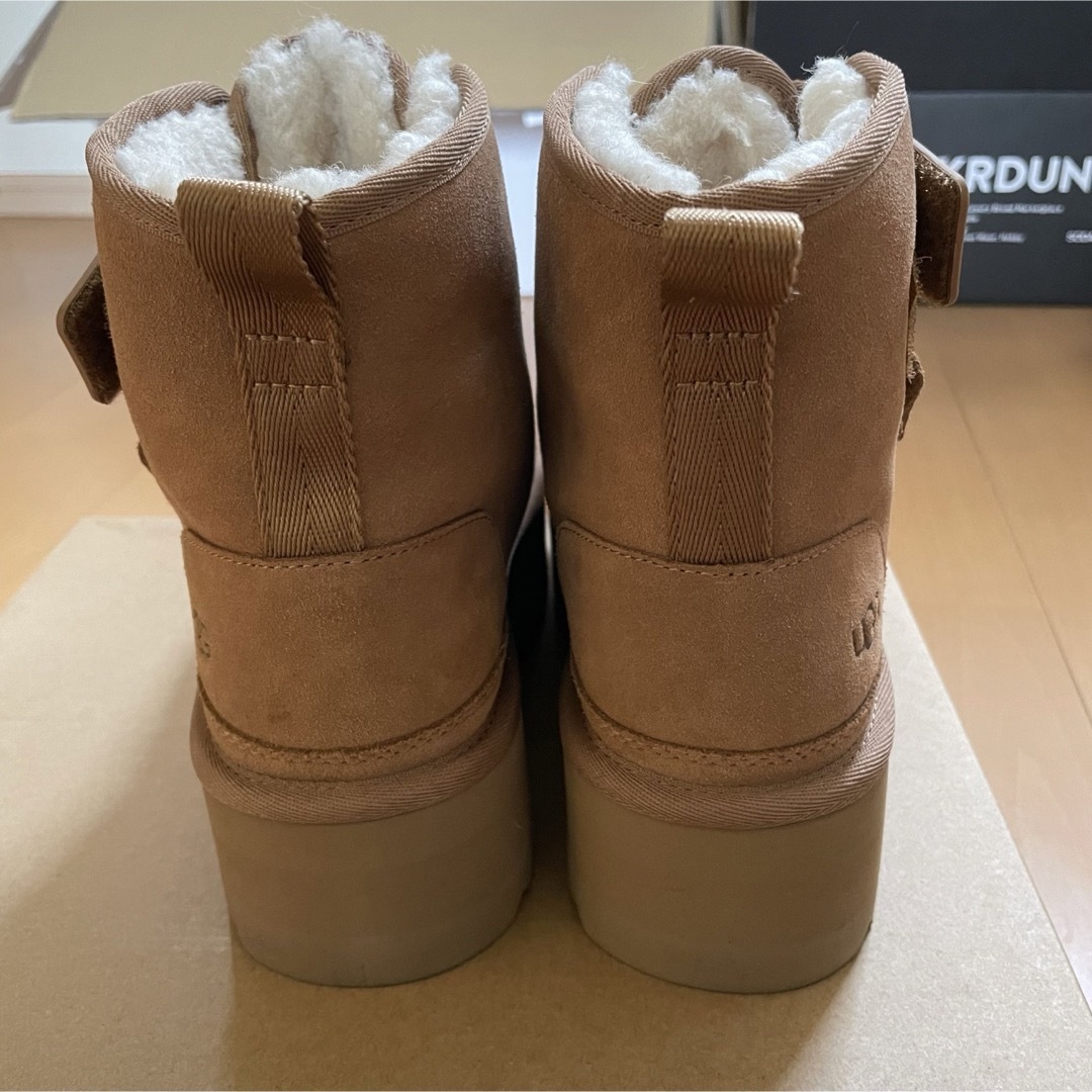 UGG(アグ)の5月限定価格　UGG ニューメルプラットフォーム 厚底 ブーツ レディースの靴/シューズ(ブーツ)の商品写真