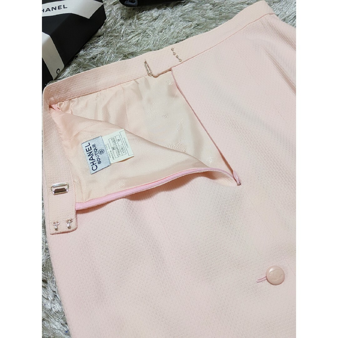 CHANEL(シャネル)の未使用品　CHANEL　ココマークボタン付き　ひざ丈スカート　ヴィンテージ レディースのスカート(ひざ丈スカート)の商品写真