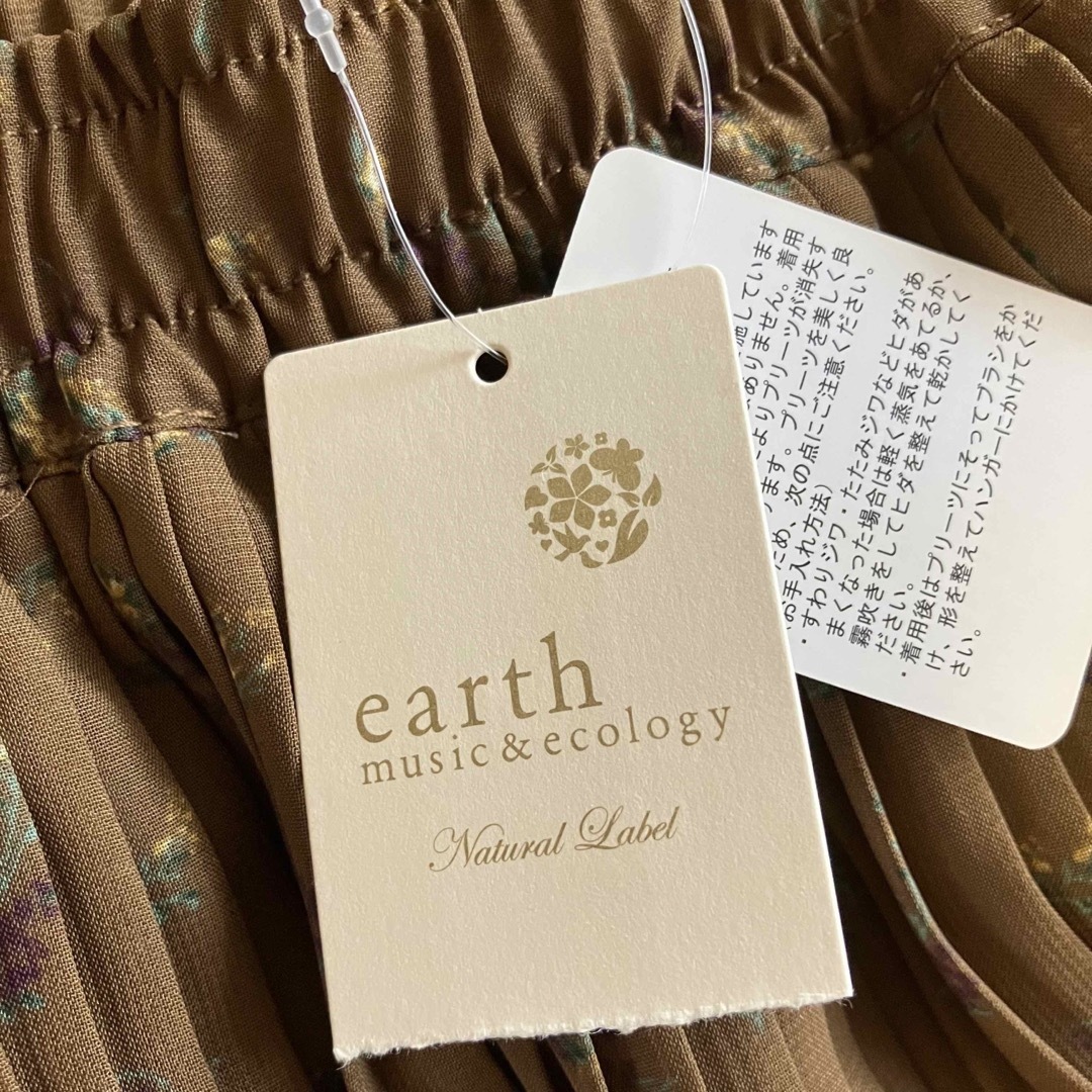 earth music & ecology(アースミュージックアンドエコロジー)のふんわりプリーツスカート　アースミュージックエコロジー　ブラウン　花柄 レディースのスカート(ロングスカート)の商品写真
