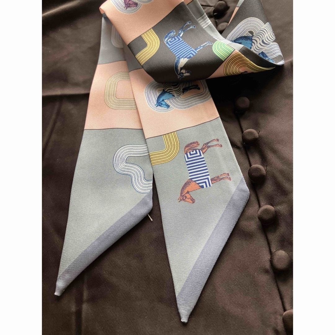 シルク100％リボンスカーフ　ツイリー　エルメス風 レディースのファッション小物(バンダナ/スカーフ)の商品写真