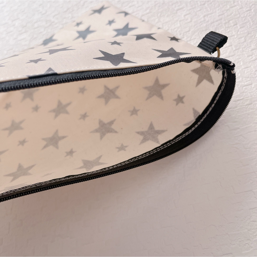 ファスナーポーチ 大きめポーチ フラットポーチ シンプル 星柄 白 ハンドメイドのファッション小物(ポーチ)の商品写真