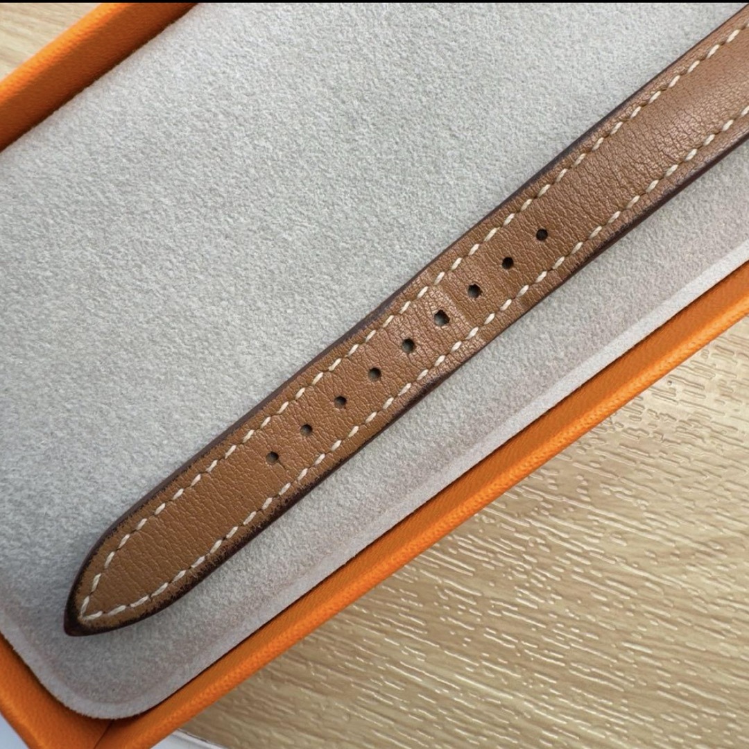 Hermes(エルメス)の1585 Apple Watch エルメス　ゴールド　ドゥブルトゥール　レザー レディースのファッション小物(腕時計)の商品写真