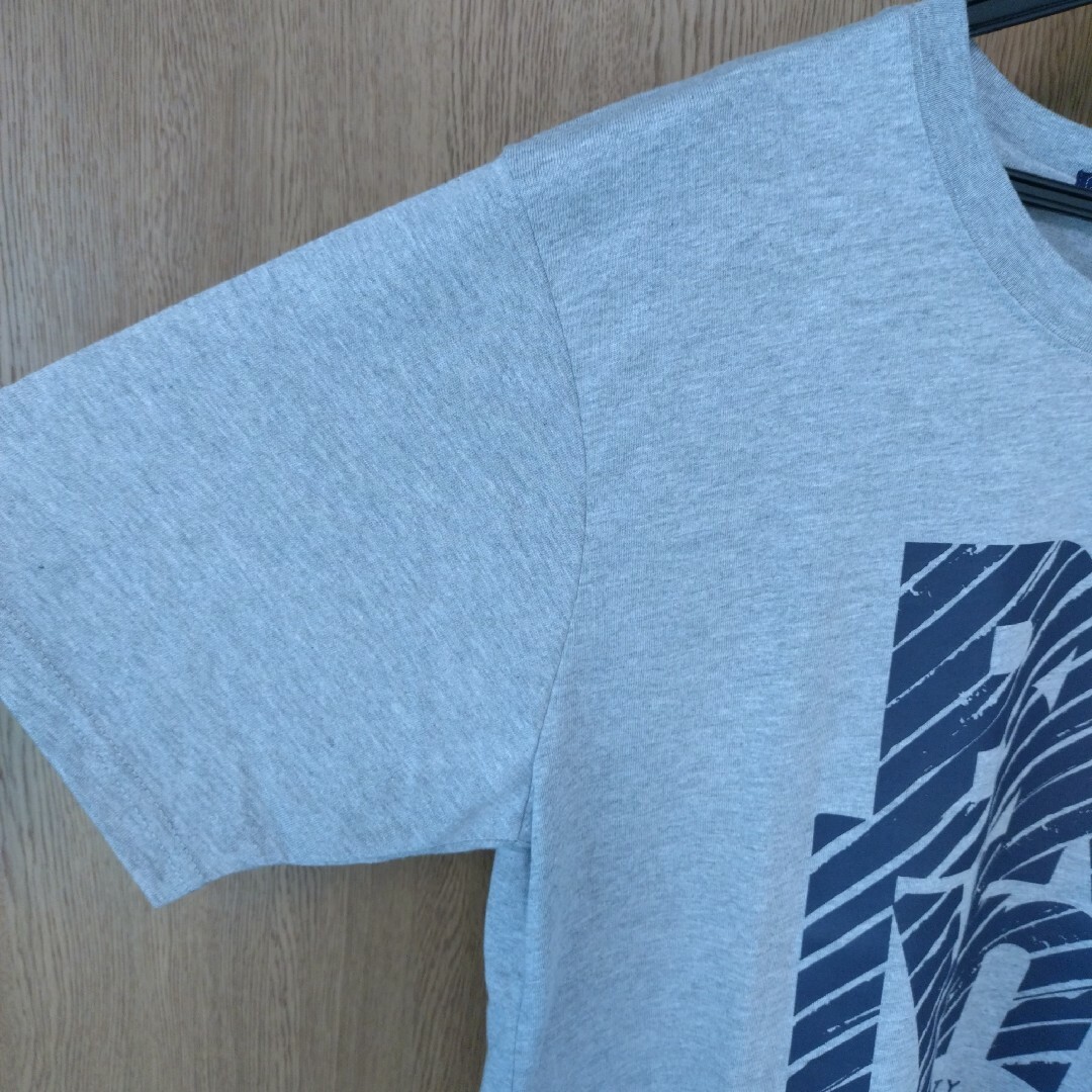 新品 未使用 英字プリント トップス 半袖 Tシャツ メンズ Мサイズ グレー メンズのトップス(Tシャツ/カットソー(半袖/袖なし))の商品写真