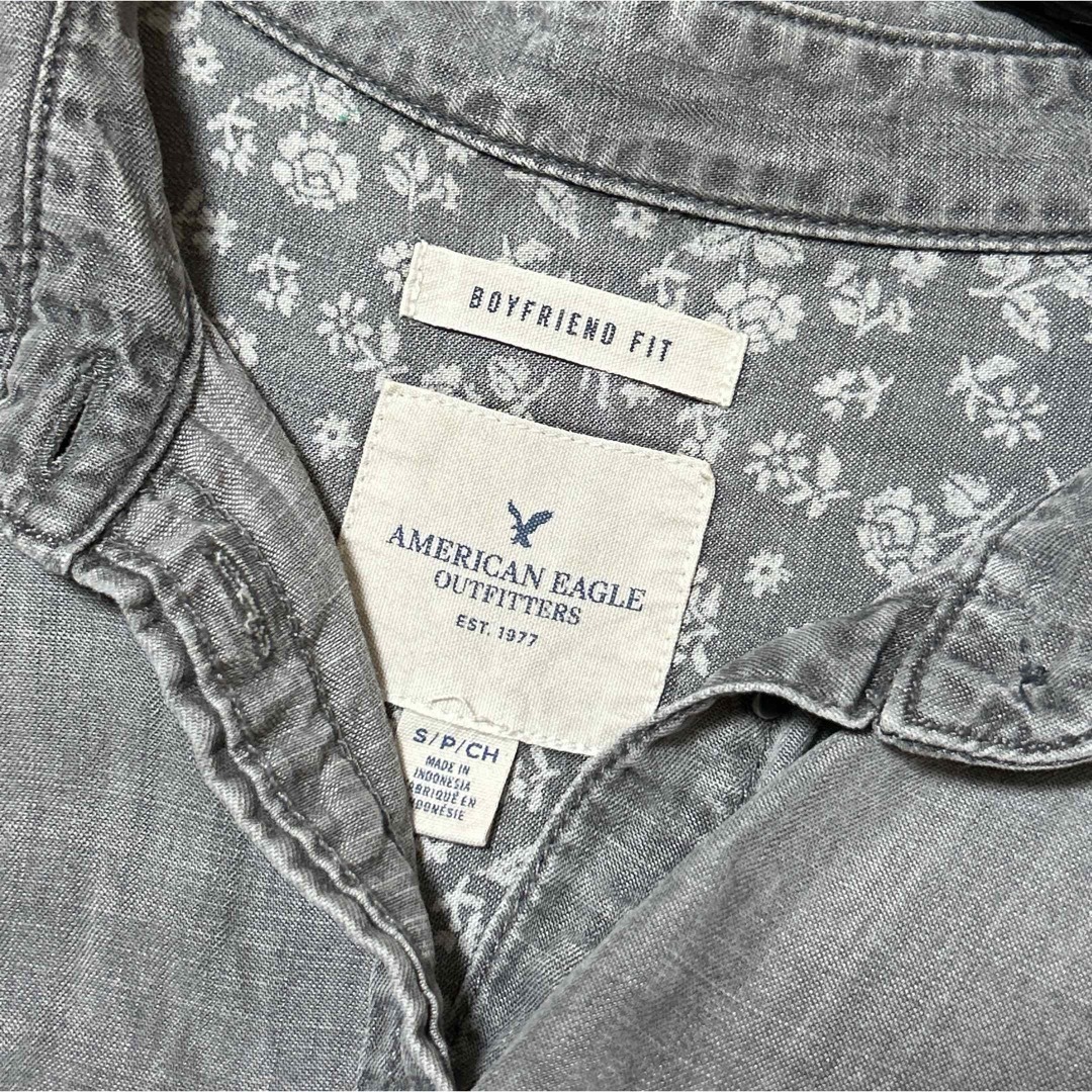 American Eagle(アメリカンイーグル)のAMERICAN EAGLE ダンガリーシャツ グレー S レディースのトップス(シャツ/ブラウス(長袖/七分))の商品写真