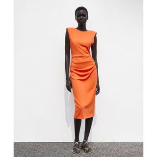 ザラ(ZARA)の新品未使用　ZARA ザラ　フィット ミディワンピース パフショルダー　オレンジ(ロングワンピース/マキシワンピース)