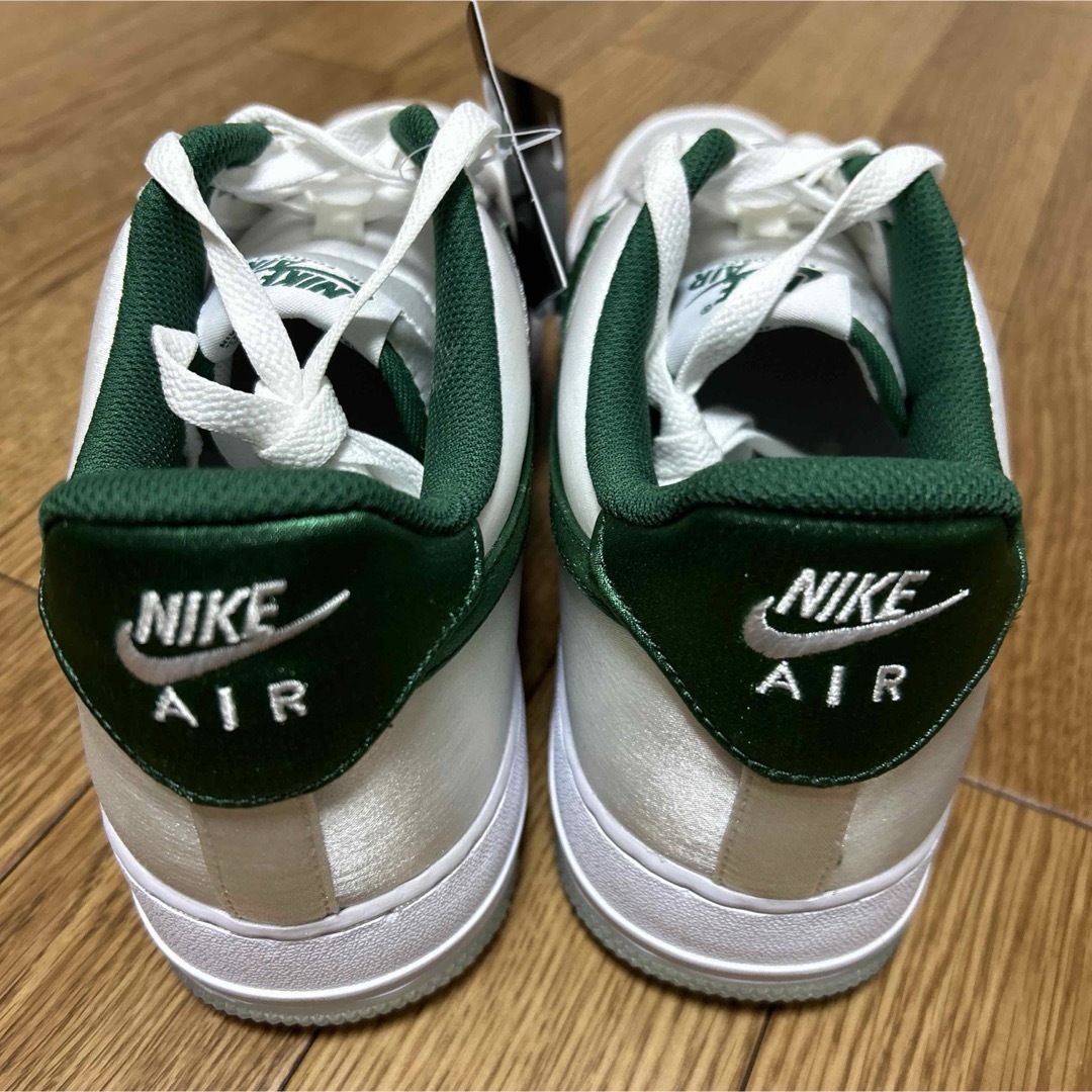 NIKE(ナイキ)のナイキ ウィメンズ エア フォース 1 サテングリーン 29cm DX6541 メンズの靴/シューズ(スニーカー)の商品写真