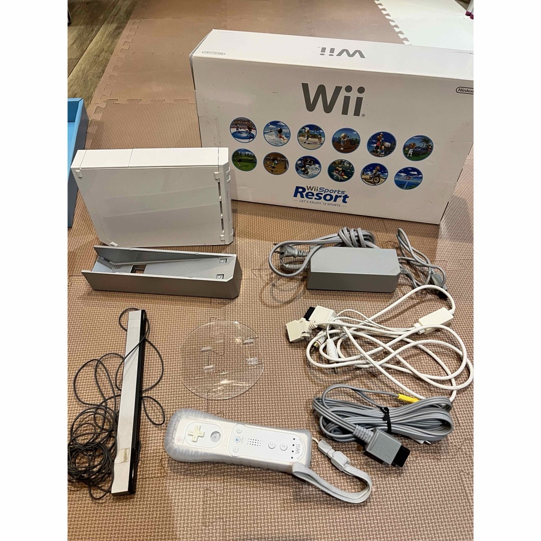 任天堂(ニンテンドウ)のwii 本体　任天堂　ソフト5つ　ヨッシーコントローラー付き エンタメ/ホビーのゲームソフト/ゲーム機本体(家庭用ゲーム機本体)の商品写真