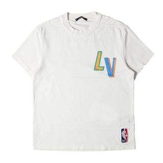 ルイヴィトン(LOUIS VUITTON)のLOUIS VUITTON ルイヴィトン Tシャツ サイズ:S 21AW NBA ワンポイント バック ロゴ プリント クルーネック 半袖Tシャツ RM212M DT3 HLY20W ホワイト 白 イタリア製 トップス カットソー コラボ【メンズ】【中古】(Tシャツ/カットソー(半袖/袖なし))