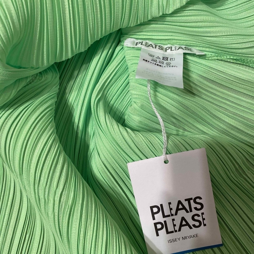 PLEATS PLEASE ISSEY MIYAKE(プリーツプリーズイッセイミヤケ)のタグ付き新品　プリーツプリーズ　MONTHLY COLORS レディースのトップス(シャツ/ブラウス(半袖/袖なし))の商品写真