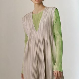 プリーツプリーズイッセイミヤケ(PLEATS PLEASE ISSEY MIYAKE)のタグ付き新品　プリーツプリーズ　MONTHLY COLORS(シャツ/ブラウス(半袖/袖なし))