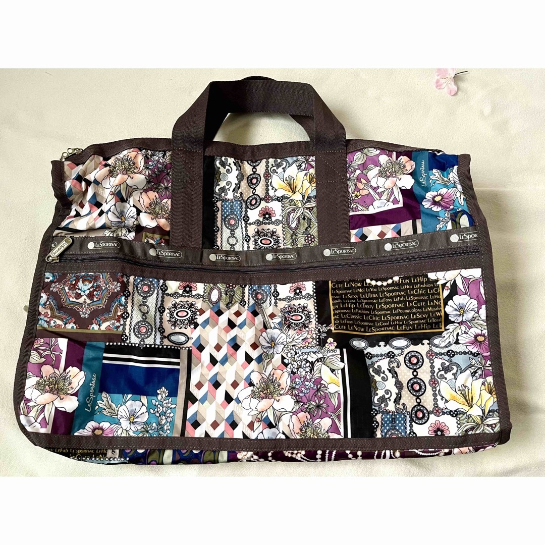 LeSportsac(レスポートサック)の未使用美品✨　レスポートサック  ラージボストン　ヘリテージスカーフ柄 レディースのバッグ(ボストンバッグ)の商品写真