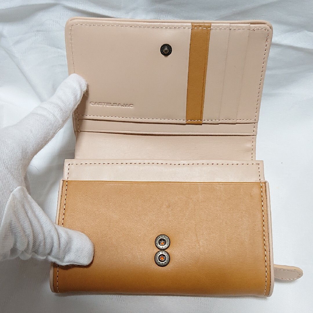 CASTELBAJAC(カステルバジャック)の未使用 CASTELBAJAC カステルバジャック 2つ折り財布 キャメル レディースのファッション小物(財布)の商品写真