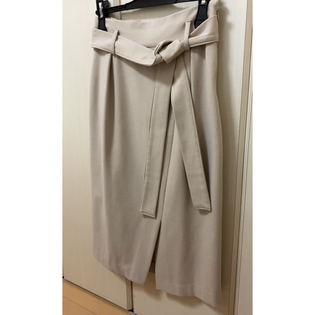 春も着られる♡【美品】OFUONで購入＊ベージュベルト付きスカート レディースのスカート(ひざ丈スカート)の商品写真