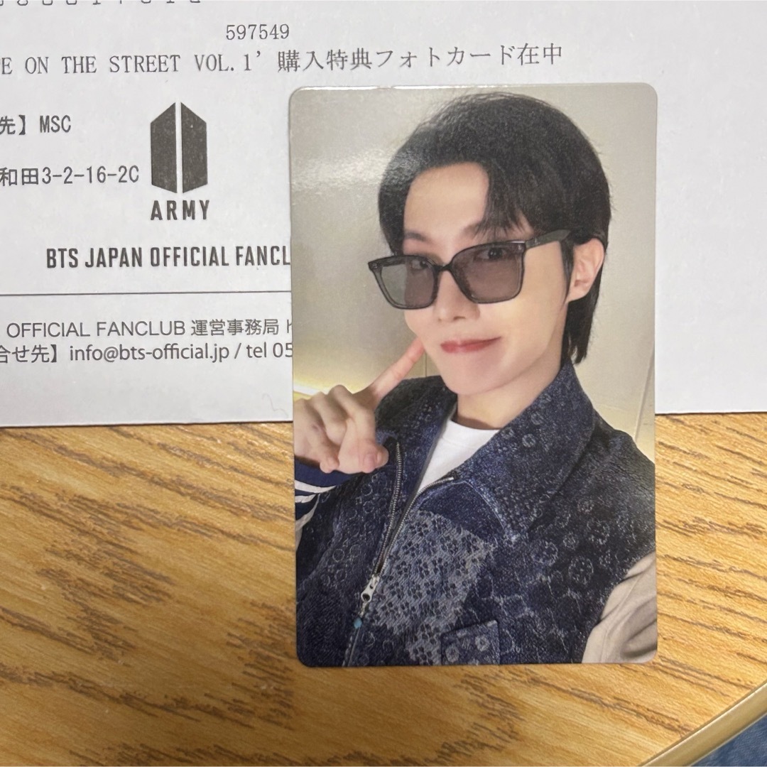 防弾少年団(BTS)(ボウダンショウネンダン)のJ-hope 'HOPE ON THE STREET'  購入特典フォトカード エンタメ/ホビーのCD(K-POP/アジア)の商品写真