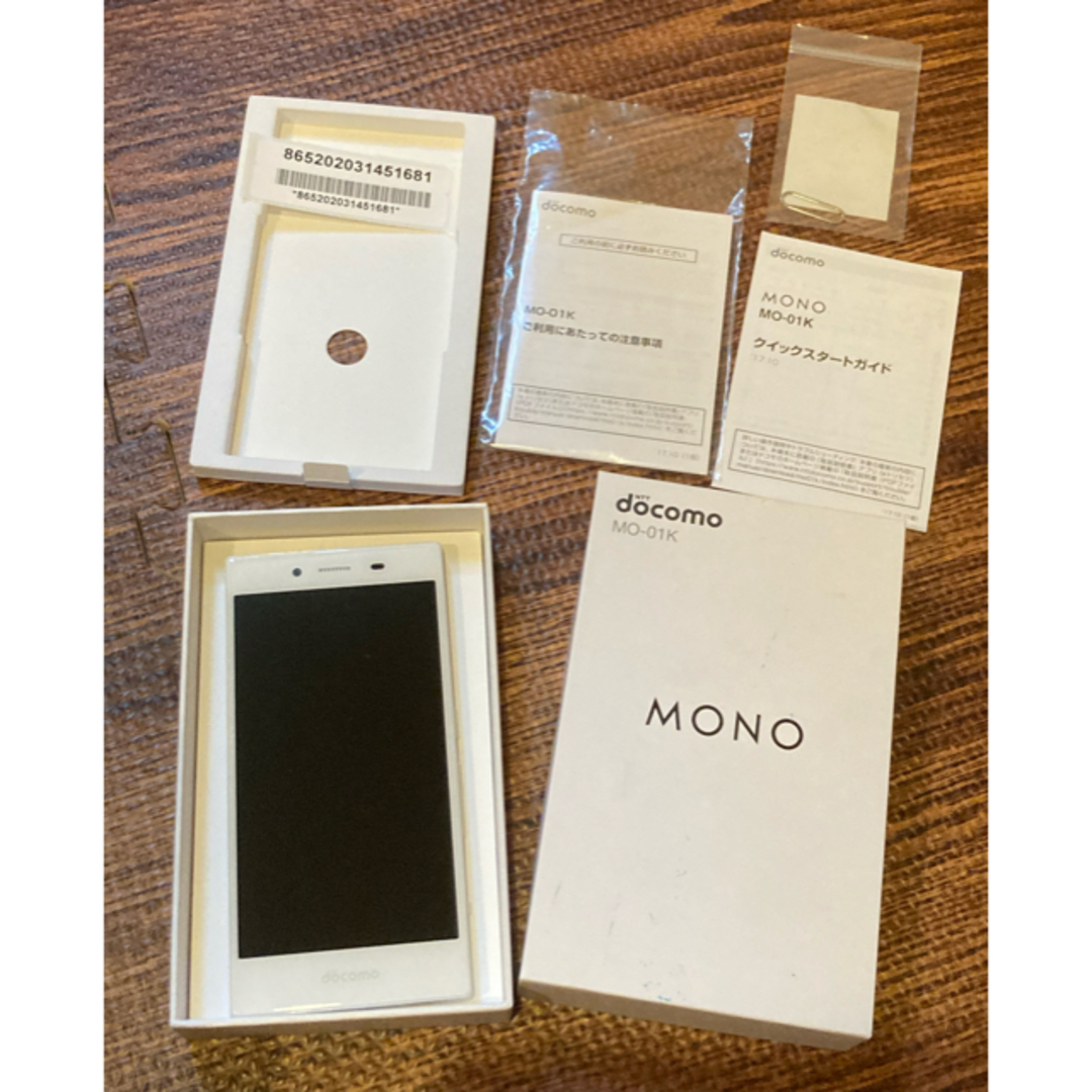 MONO MO-01K ほぼ新品未使用 白ホワイト スマホ/家電/カメラのスマートフォン/携帯電話(スマートフォン本体)の商品写真