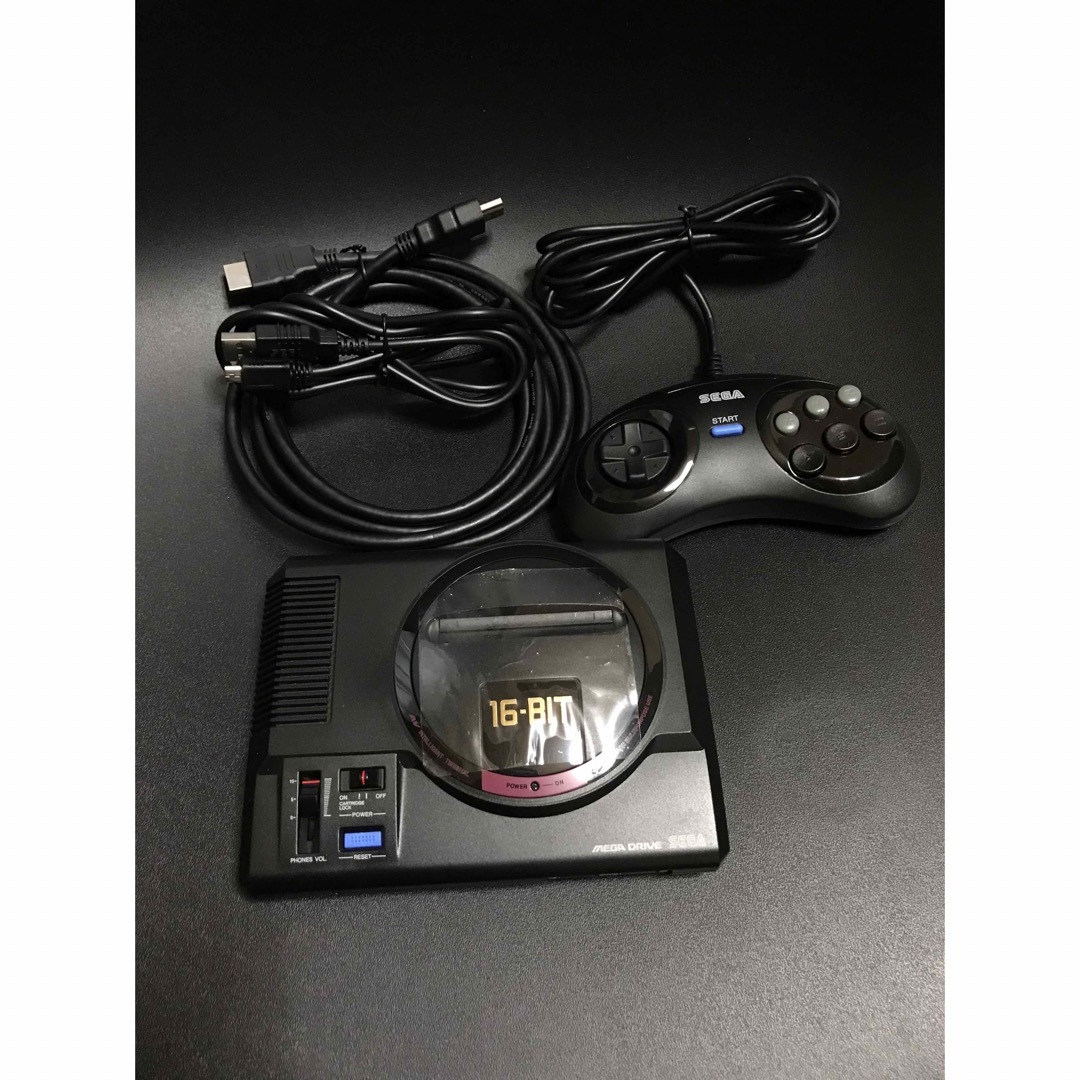 【中古品】SEGA メガドライブミニ　HAA-2520 純正コントロールパッド付 エンタメ/ホビーのゲームソフト/ゲーム機本体(家庭用ゲーム機本体)の商品写真