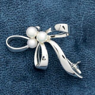 ミキモト(MIKIMOTO)のミキモト 美品 ブローチ シルバー パール 真珠 リボン /24-58S(ブローチ/コサージュ)