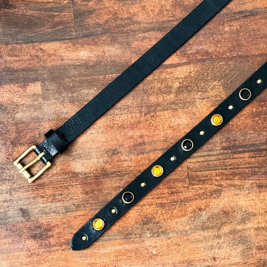Jinスタッズナローベルトブラックブラスローラーバックル - ベルト Jinスタッズナローベルトブラックブラスローラーバックル - ベルト