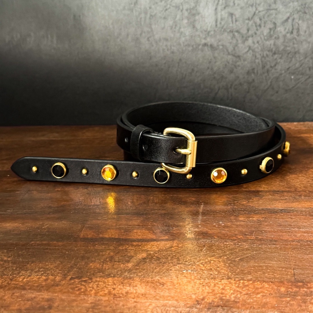 Jinスタッズナローベルトブラックブラスローラーバックル - ベルト Jinスタッズナローベルトブラックブラスローラーバックル - ベルト