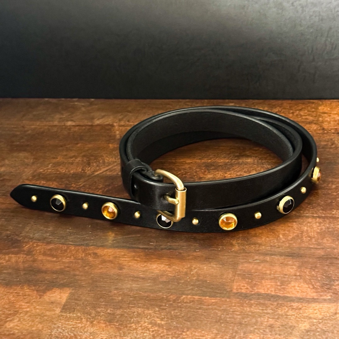Jinスタッズナローベルトブラックブラスローラーバックル - ベルト Jinスタッズナローベルトブラックブラスローラーバックル - ベルト