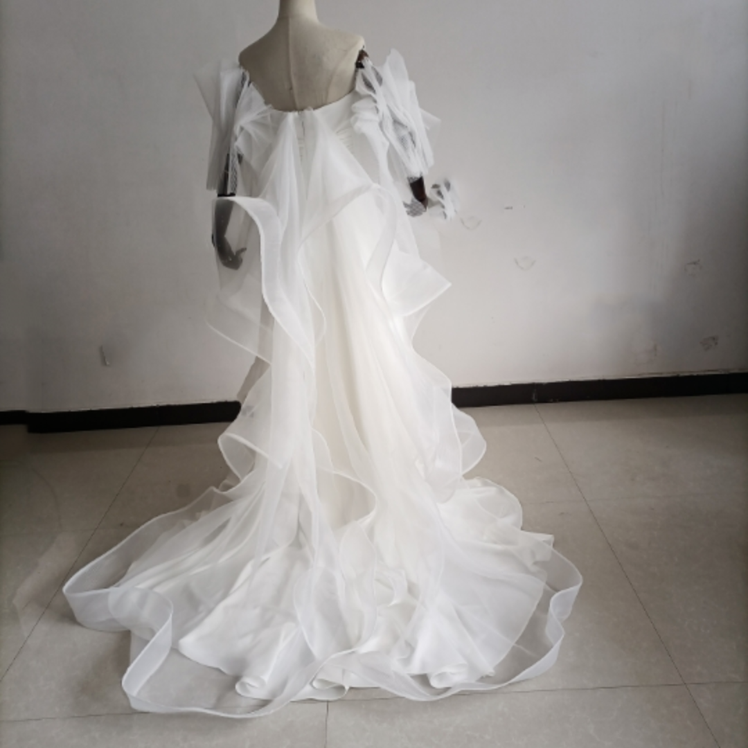 ウエディングドレス 取り外し袖 ベアトップ ふっくら柔らかなバック 結婚式/披露 レディースのフォーマル/ドレス(ウェディングドレス)の商品写真