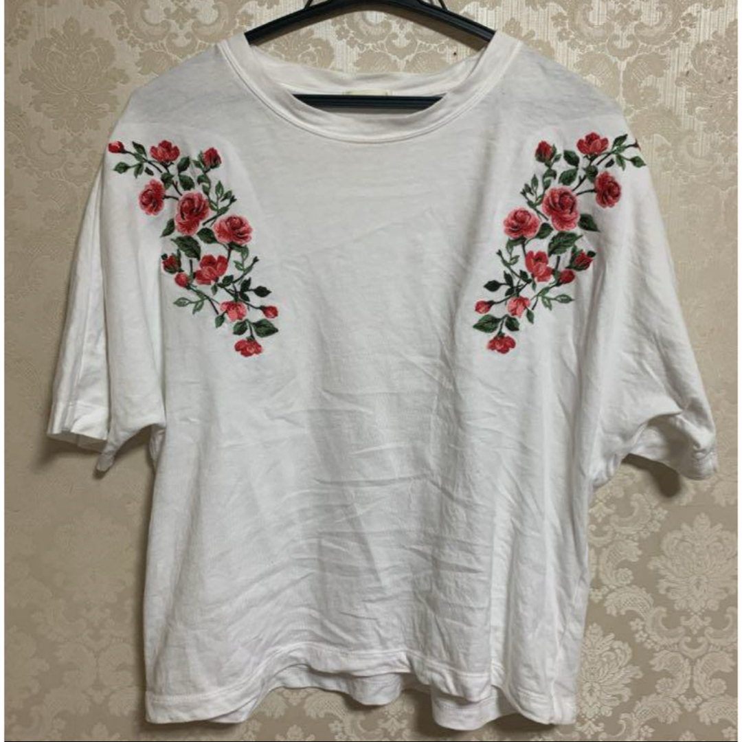 GU(ジーユー)のTシャツ　花柄 レディースのトップス(Tシャツ(半袖/袖なし))の商品写真