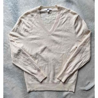 ユニクロ(UNIQLO)の[美品] ユニクロ UNIQLO  カシミヤ 100% ニット  Vネック　M(ニット/セーター)