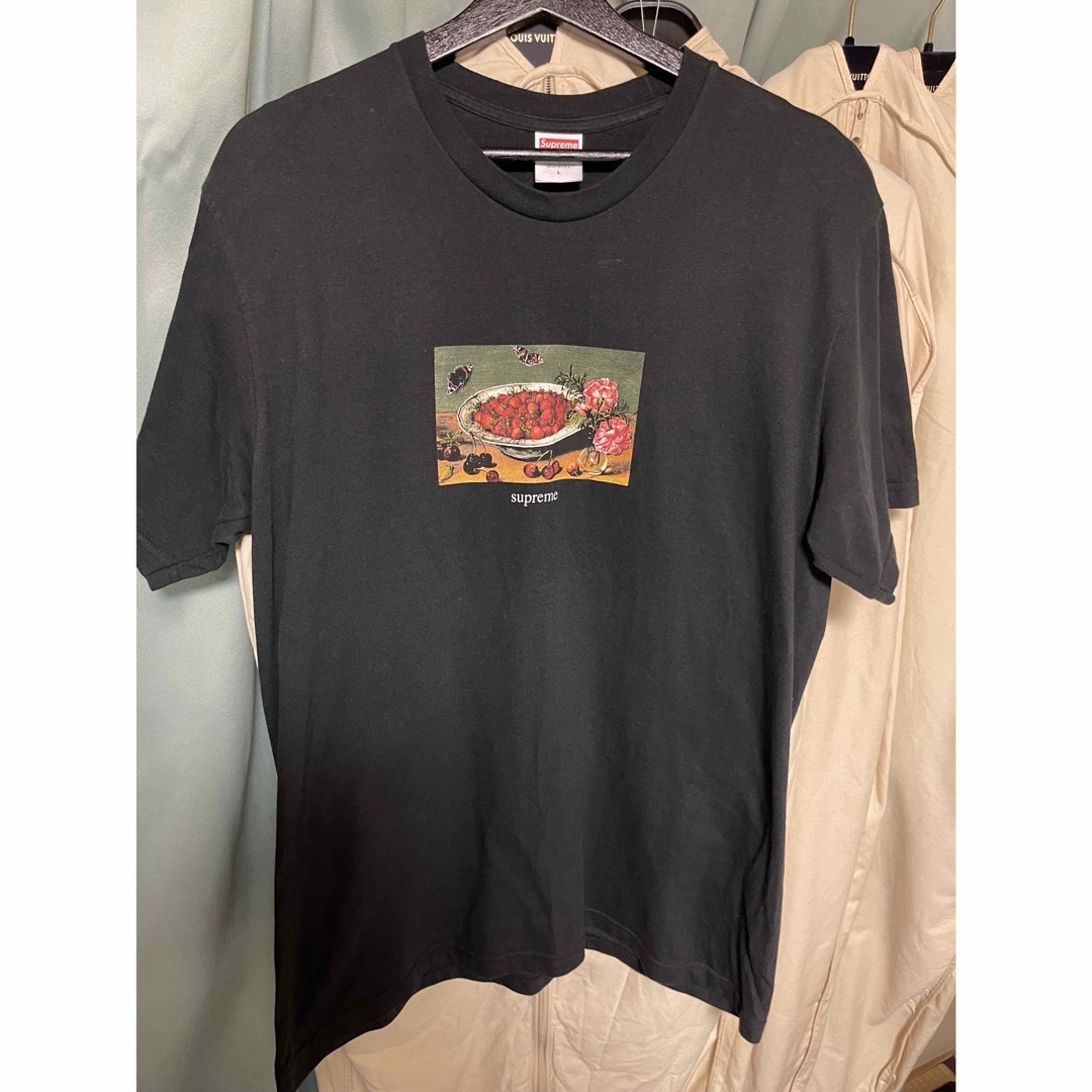 Supreme(シュプリーム)のSupreme Strawberries Tee メンズのトップス(Tシャツ/カットソー(半袖/袖なし))の商品写真