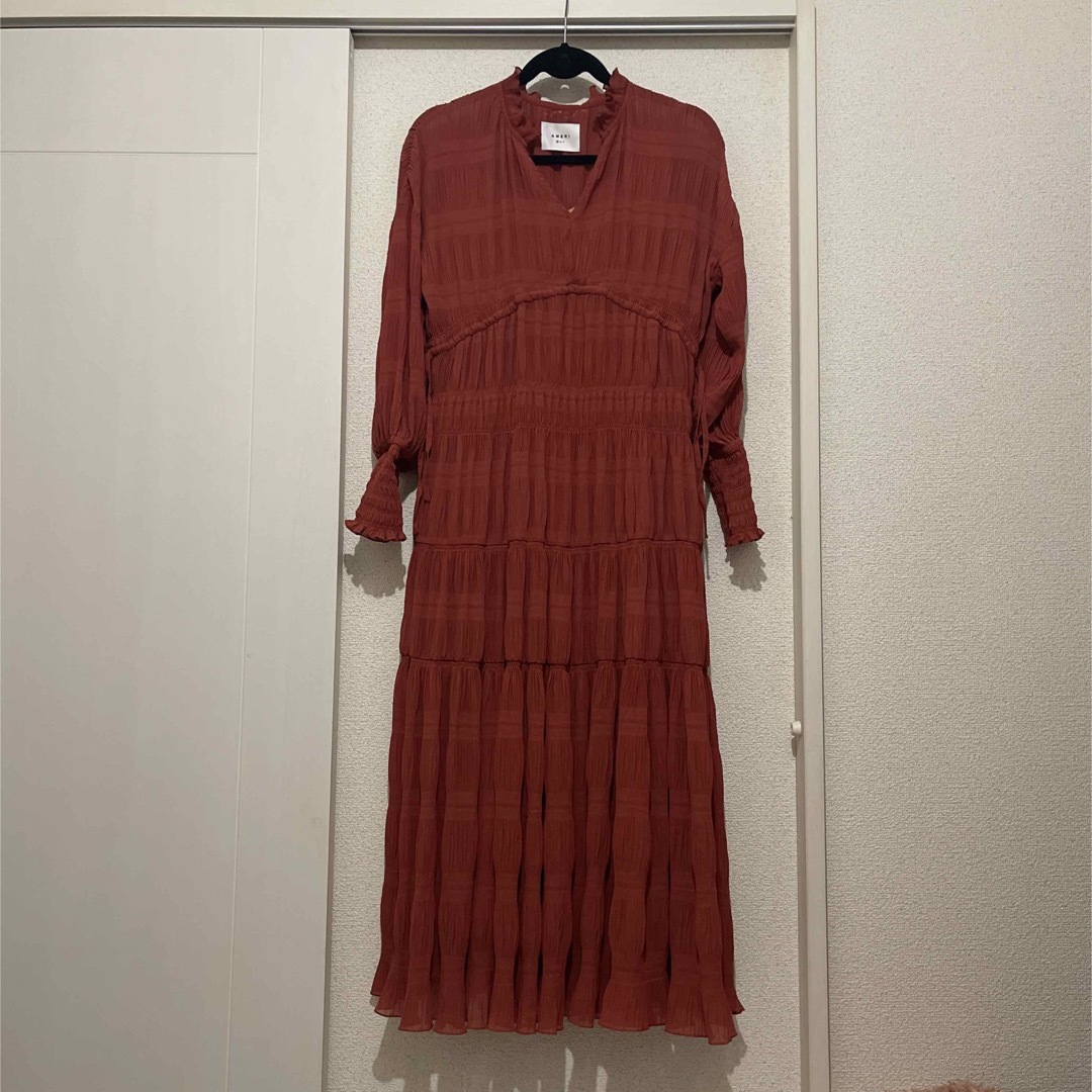 Ameri VINTAGE(アメリヴィンテージ)のAmeri SHIRRING PLEATS DRESS   レディースのワンピース(ロングワンピース/マキシワンピース)の商品写真