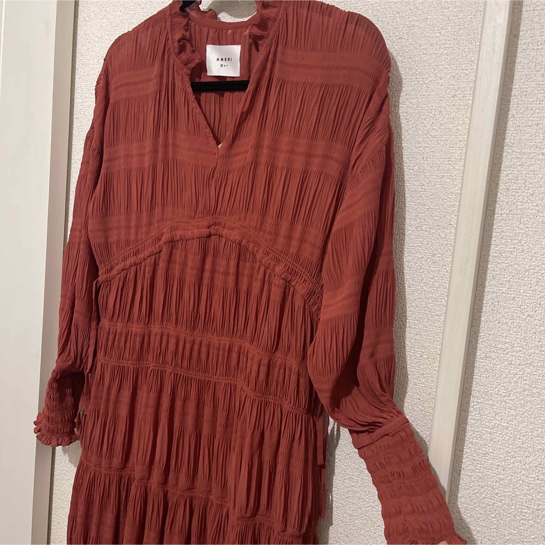 Ameri VINTAGE(アメリヴィンテージ)のAmeri SHIRRING PLEATS DRESS   レディースのワンピース(ロングワンピース/マキシワンピース)の商品写真