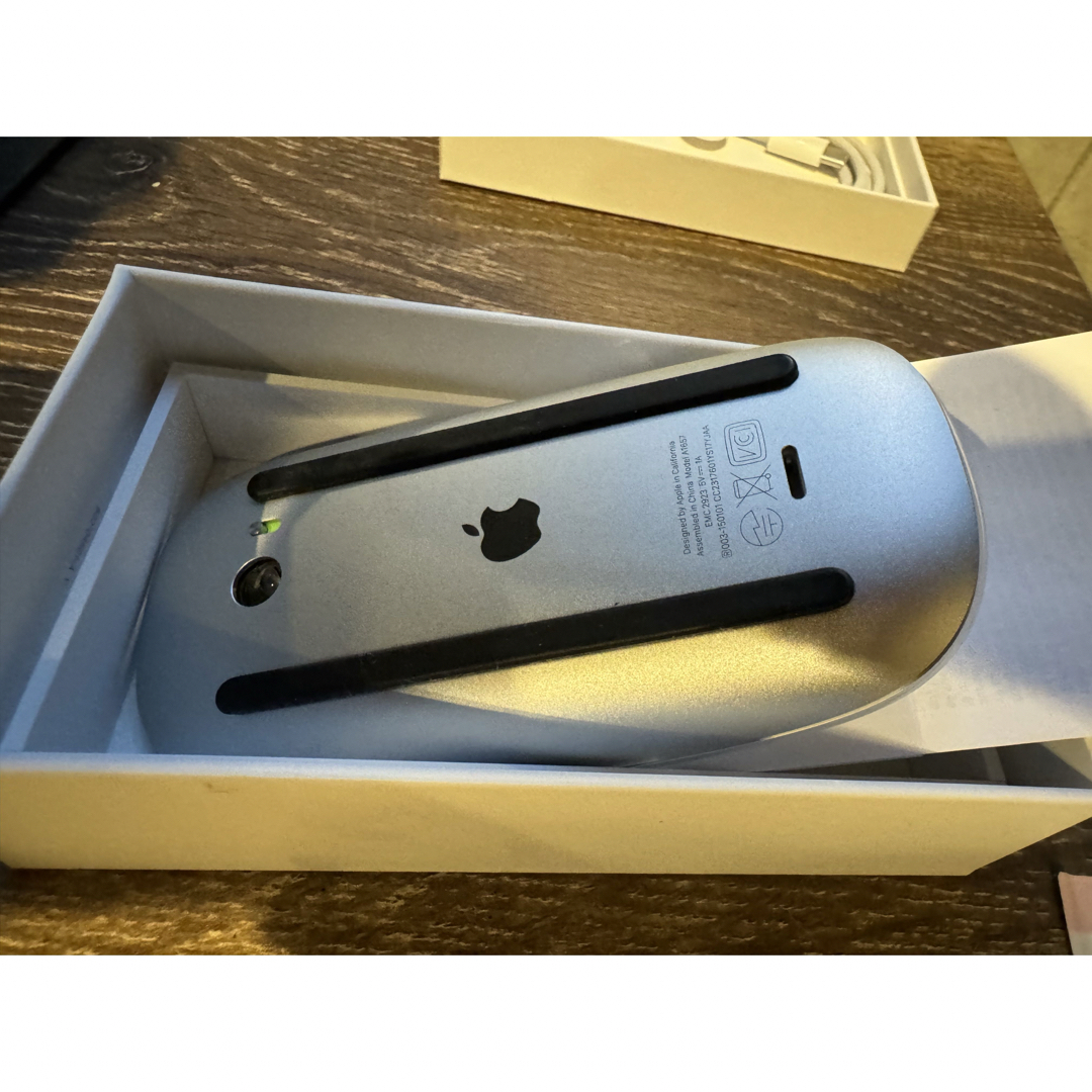 Apple(アップル)のマジックマウス2 スマホ/家電/カメラのPC/タブレット(PC周辺機器)の商品写真