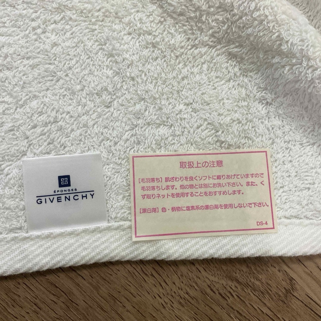 GIVENCHY(ジバンシィ)の新品未使用　ジバンシィ　バスタオル インテリア/住まい/日用品の日用品/生活雑貨/旅行(タオル/バス用品)の商品写真