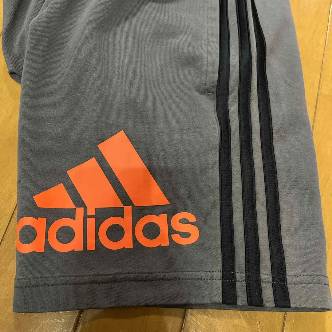 adidas(アディダス)のadidas 短パン　150 キッズ/ベビー/マタニティのキッズ服男の子用(90cm~)(パンツ/スパッツ)の商品写真