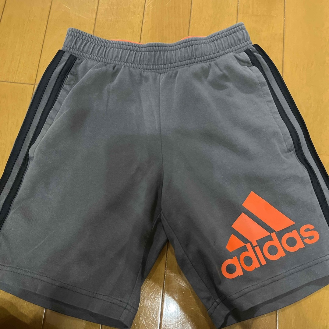 adidas(アディダス)のadidas 短パン　150 キッズ/ベビー/マタニティのキッズ服男の子用(90cm~)(パンツ/スパッツ)の商品写真