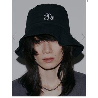 アメリヴィンテージ(Ameri VINTAGE)のNEW ERA×AMERI BASIC LOGO BUCKETHAT 白 バケハ(ハット)