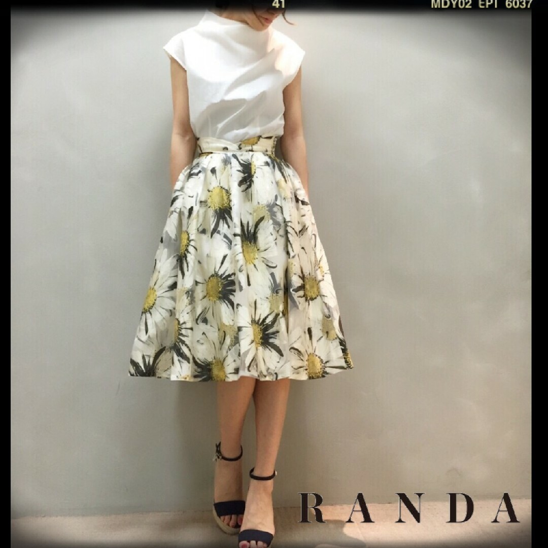 RANDA(ランダ)の【新品タグ付き】RANDA♡マーガレット柄ミモレ丈ボリュームスカート レディースのスカート(ひざ丈スカート)の商品写真